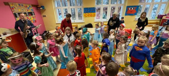 O Muzykalnym Wilku i trzech Świnkach